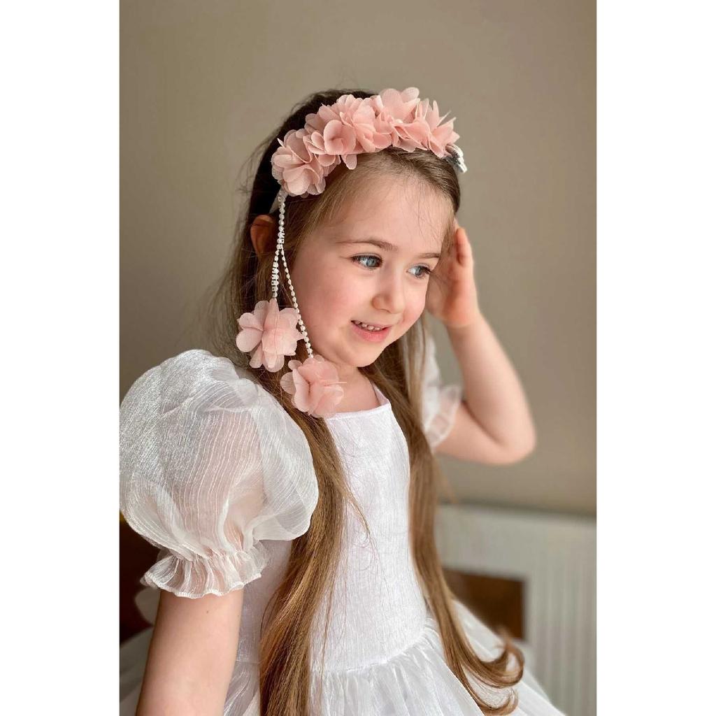 Losos jednostranný závěsný motýl a květinová koruna