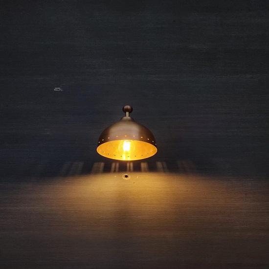 Rustikale Industrielle Wandleuchte mit Schwenkarm – Messing Einzelschirm – Vintage Wandleuchte