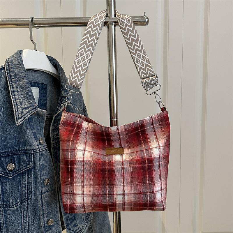 

Summer new trend simple large-capacity contrasting color plaid shoulder messenger bag texture versatile commuter tote bag красный