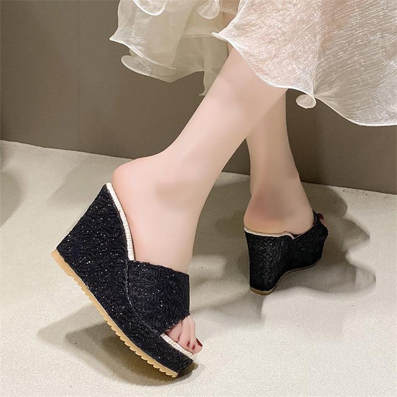 

European and American fish mouth large size cool slippers 22 summer new slope heel muffin shoes thick sole one word cool slippers 42 чорний