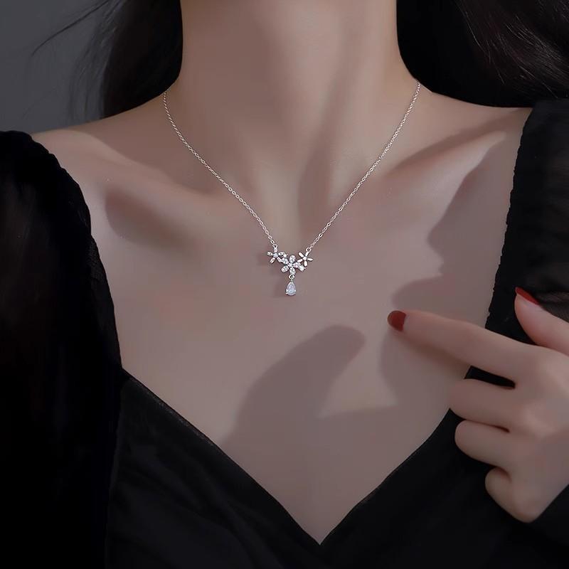 Flower water drop necklace light luxury niche pendant collarbone chain for girlfriend and girlfriend birthday gift