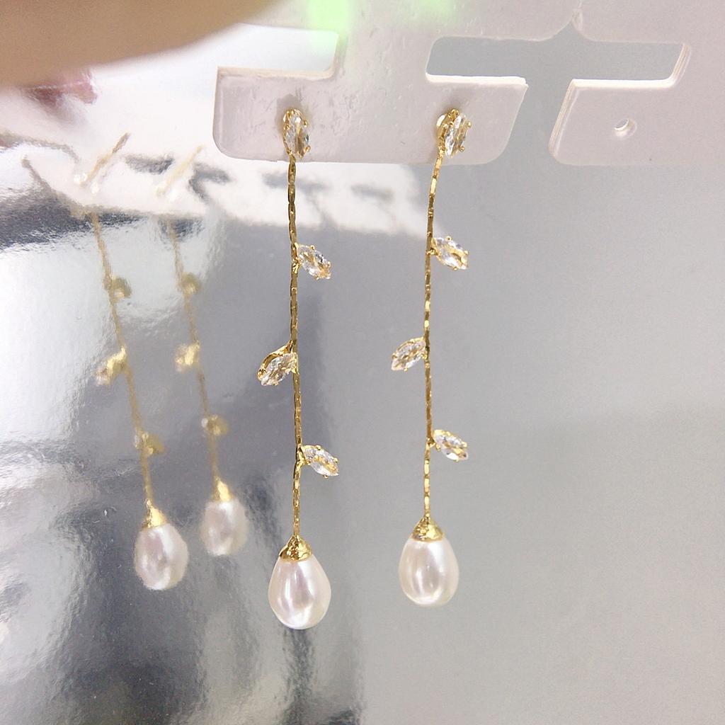 Water droplet shaped long natural pearl earrings make you look slimmer, willow leaf zircon elegant temperament, water droplet shaped pearl earrings