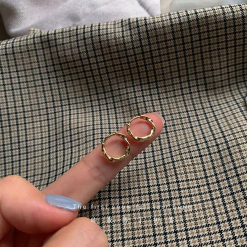 Простые серьги универсальны для женщин летом. Вам не нужно снимать серьги-гвоздики на ночь. Серьги и серьги нишевого дизайна.