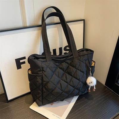 Large Capacity Checkered Handbag, Made of Durable and Wrinkle Resistant Quilted Material, with Multiple Pockets for Easy Storage