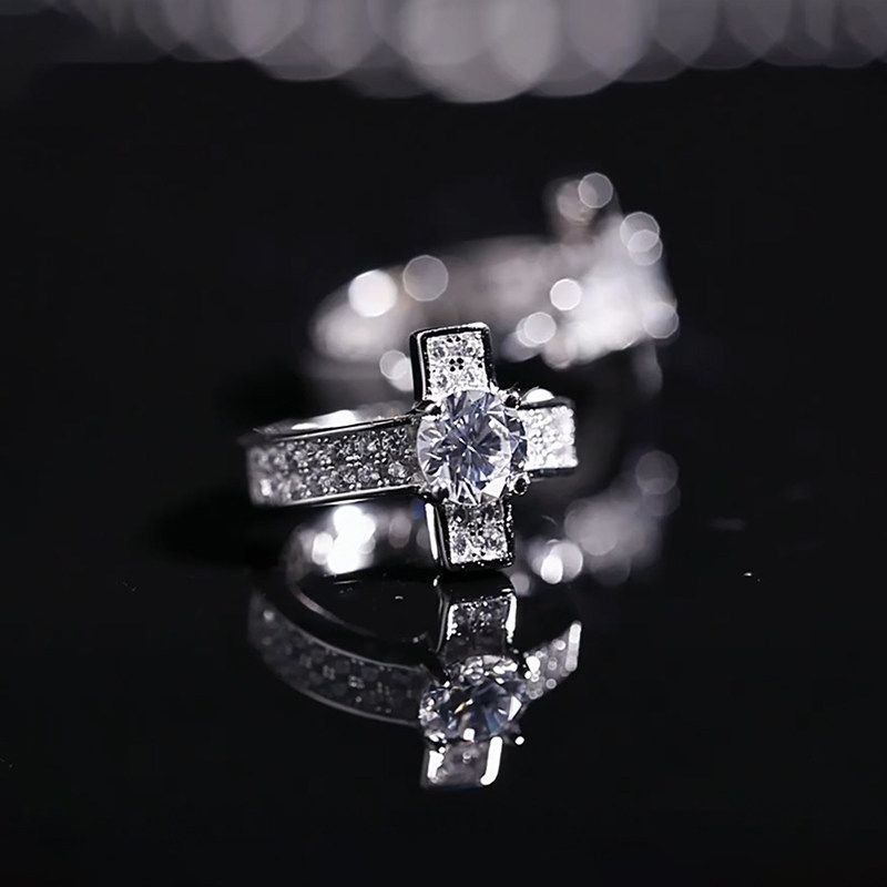 

Shiny Cross Zircon Ear Clips for Men Without Pierced Ears, High-End, Cool and Handsome Boys, European and American Style Earrings, Men s Earrings Full Diamond Cross Ear Cuff - Single