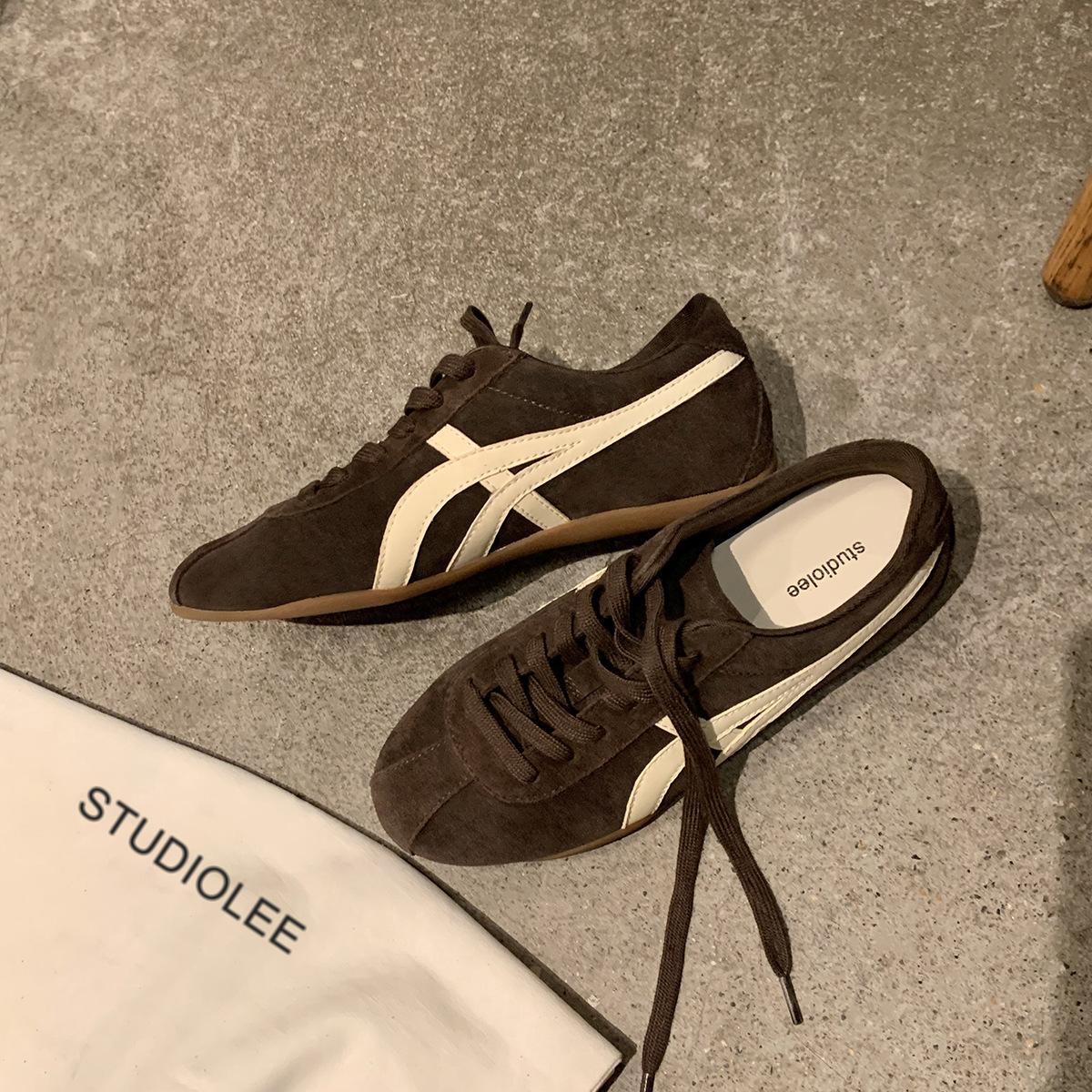 

Inner height-increasing German training shoes women s 2025 autumn new leather niche retro leopard print lightweight soft-soled sports and leisure shoe 40 коричневый