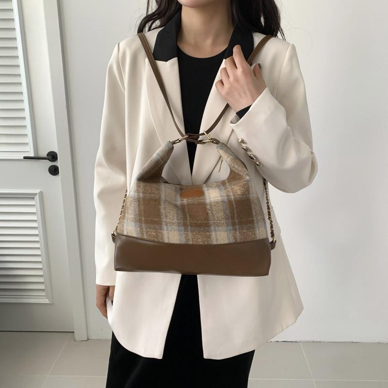 Trendy Chain Shoulder Bag With Chic Minimalist Design Ideal For Casual Outfits In Red Checkered