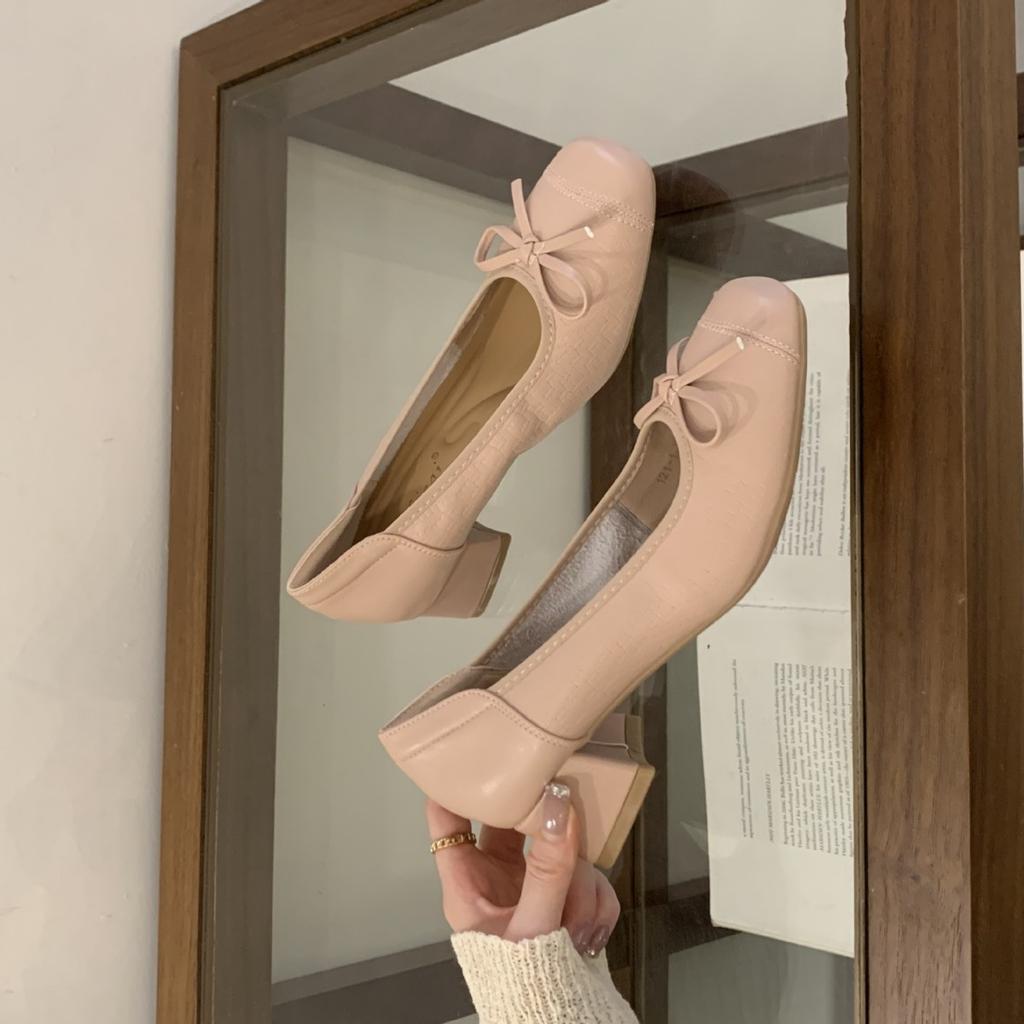 Soft and thick-heeled women's shoes 2025 autumn new products, Dongdaemun, South Korea, personalized embossed square head, shallow mouth commuting OL