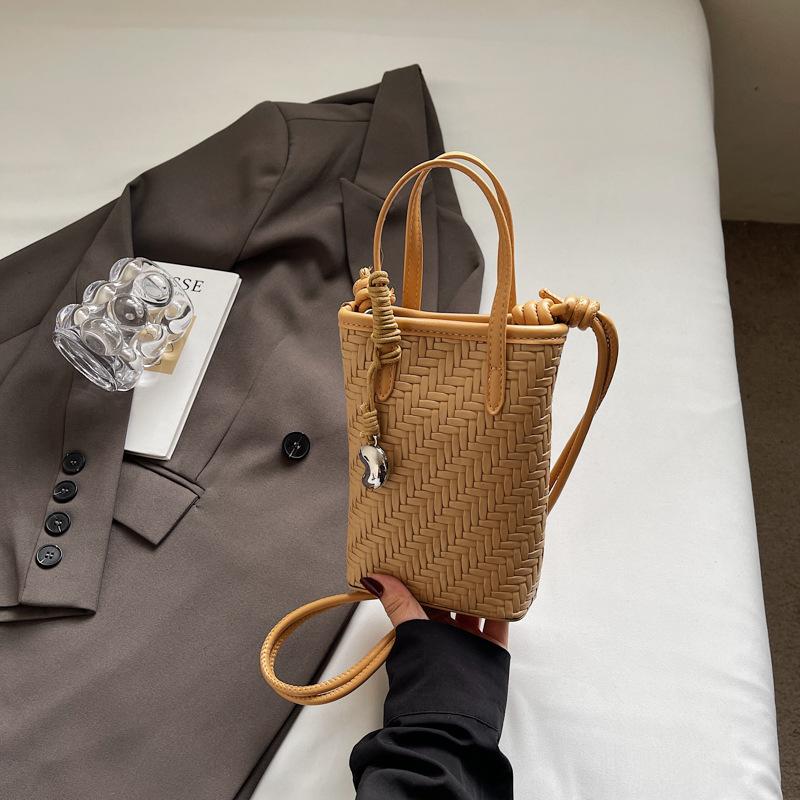 

Niche simple woven shoulder commuter mobile phone bag women s 2025 summer new fashion messenger small square bag хаки