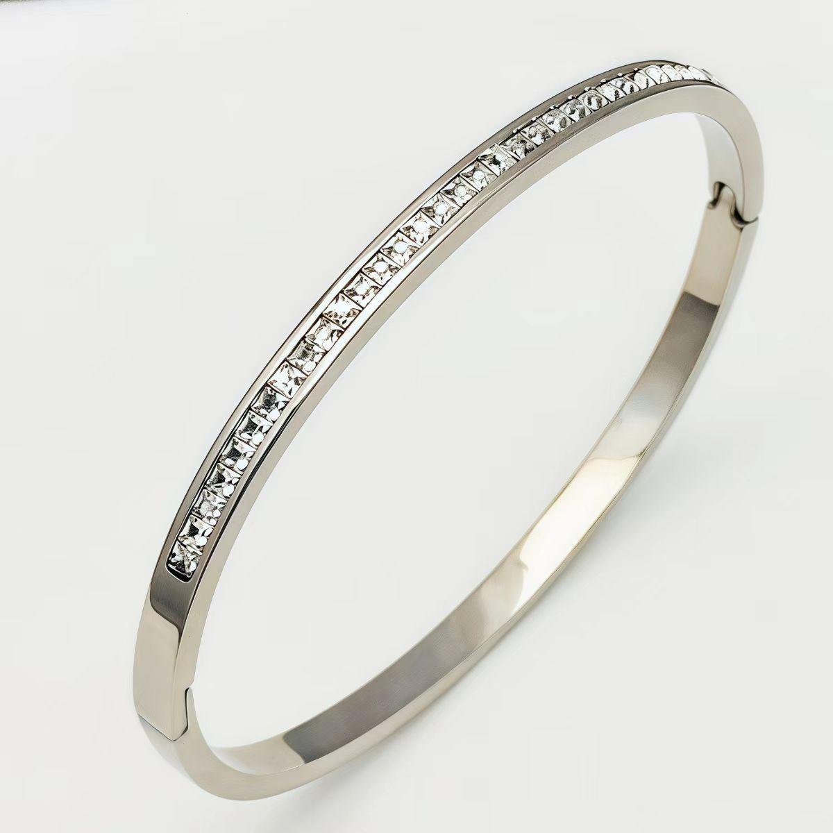 Stainless steel bracelet - Women s heart shaped charm bracelet. Fashionable and simple, versatile and suitable for all occasions.