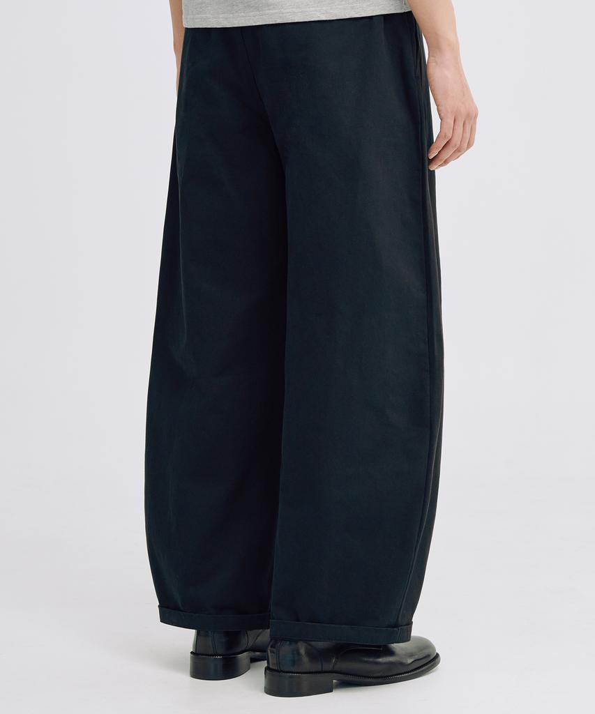 TAKEASY One-Pleat Barrel Fit Cotton Pants (Black)