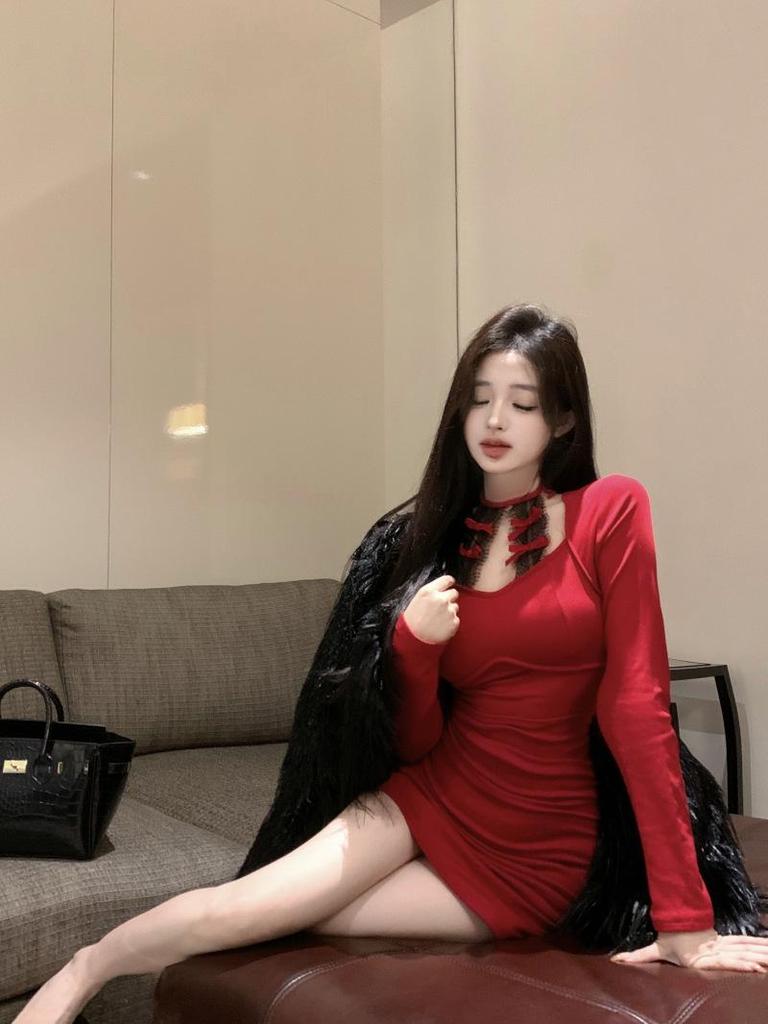 Schickes Strickkleid mit Spitze, Neckholder, Slim Fit, hüftumspielendem Rock und langen Ärmeln