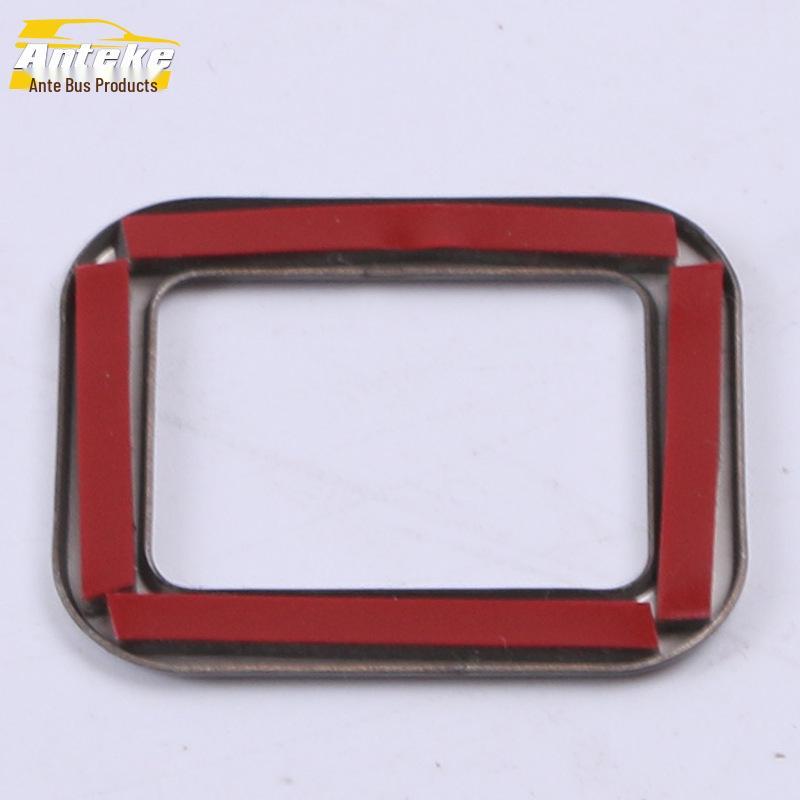 Dekorační samolepka na spínač kufru a tlačítko zadních dveří - Pasuje na 20 modelů