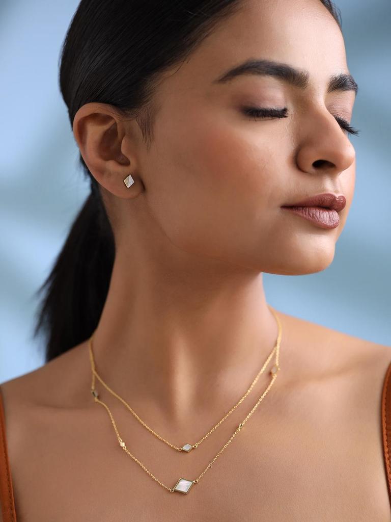 Frech und spritzig 925 Sterlingsilber vergoldet Perlmutt Muschel Station mehrreihige quadratische Halskette Ohrringe Schmuckset für Damen