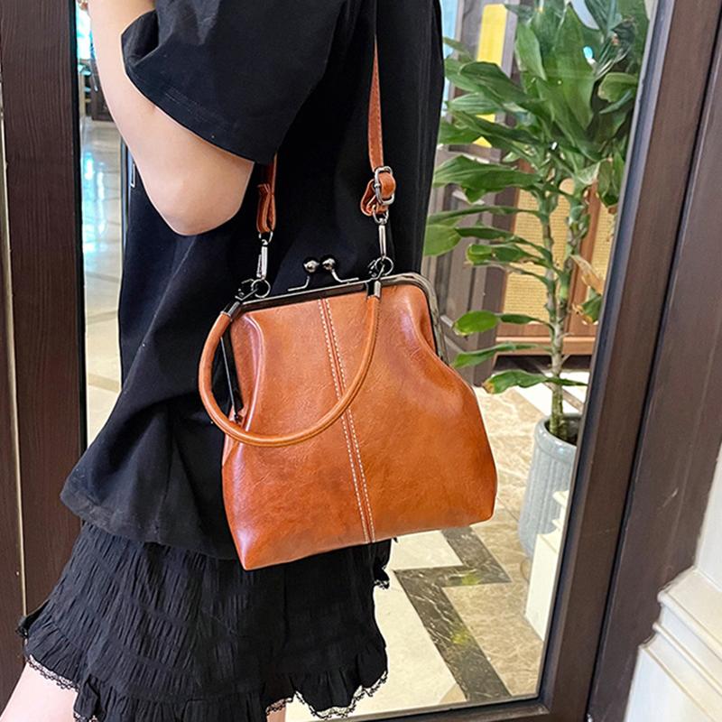 Vintage PU Leer Geïnspireerde Mini Schoudertas voor Dames Beige met Gouden Gespsluiting Verstelbare Riem Stijlvolle Kleine Crossbody Tas