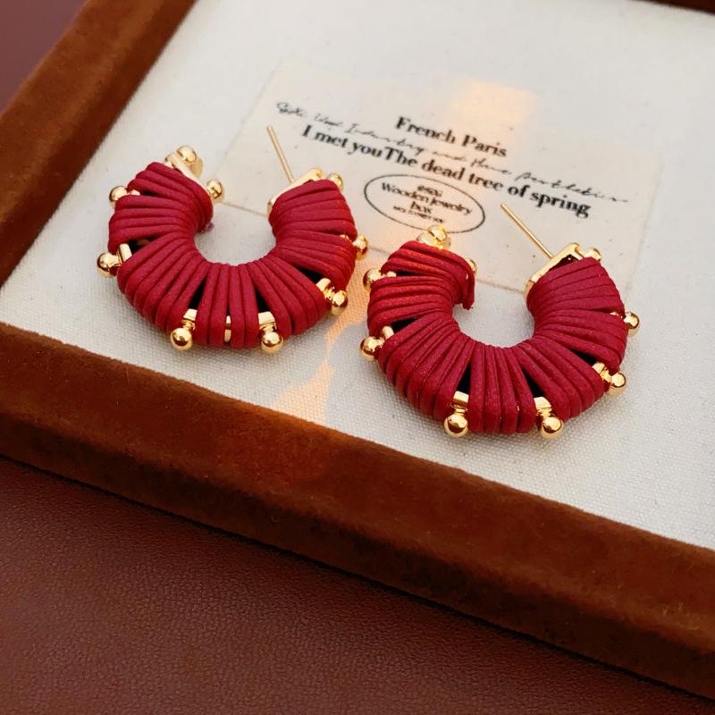 

2026 Vintage Black Leather U-shaped Striped Hoop Earrings For Women Elegant Metal Round Geometric Chunky Earrings Zircon красный