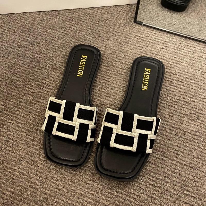French flat-bottomed cool slippers women's summer outer wear fashion 2025 new Xiaoxiangfeng women's seaside beach sandals