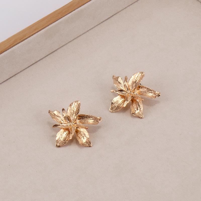 European & American Retro Multi-Layer Flower Earrings - Exaggerated, Simple, Alloy Design
