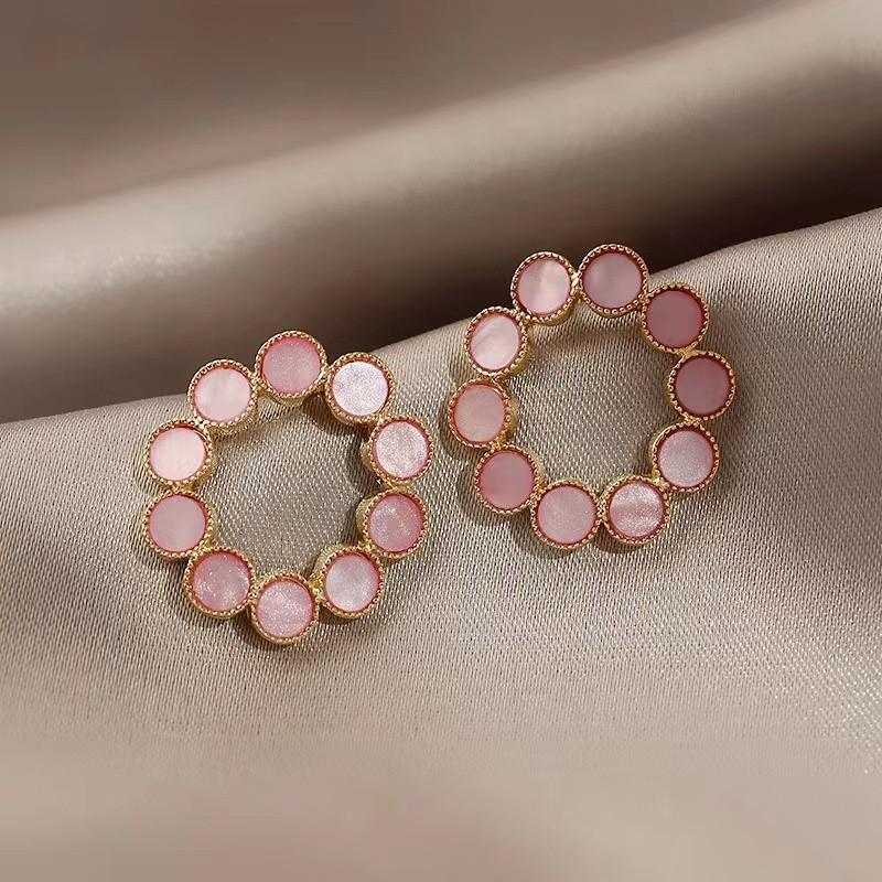 French elegance, high-end pearl super fairy stud earrings, personalized design, niche temperament, versatile and sweet earrings.