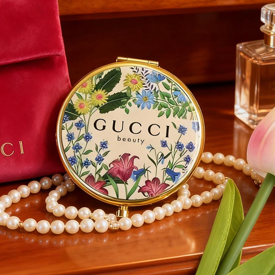 

Дамское маленькое зеркальце - Gucci - Используйте его для подкрашивания. Это высококачественный маленький предмет для нанесения макияжа. S разноцветные