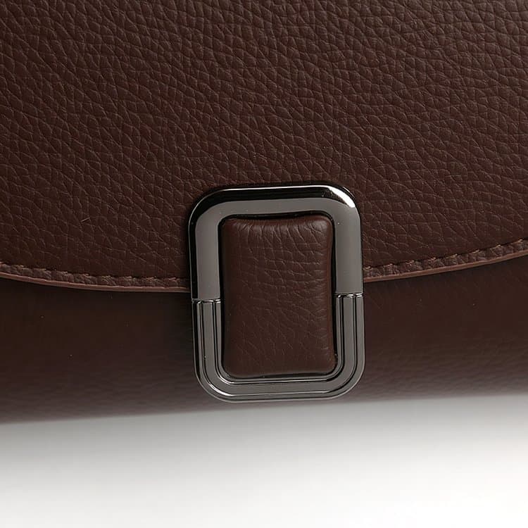 Dámská crossbody taška s klopou a čtvercovou přezkou, vzor liči