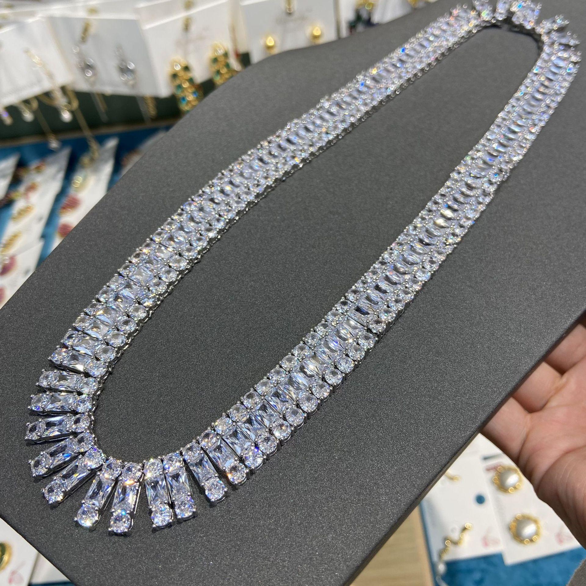 

Супер-вспышка, инкрустированная бриллиантами, изумрудами, квадратными драгоценными камнями, ожерелье, легкая, роскошная, модная, чувственная, цепочка на ключицу, темпераментное ожерелье, ювелирное изделие