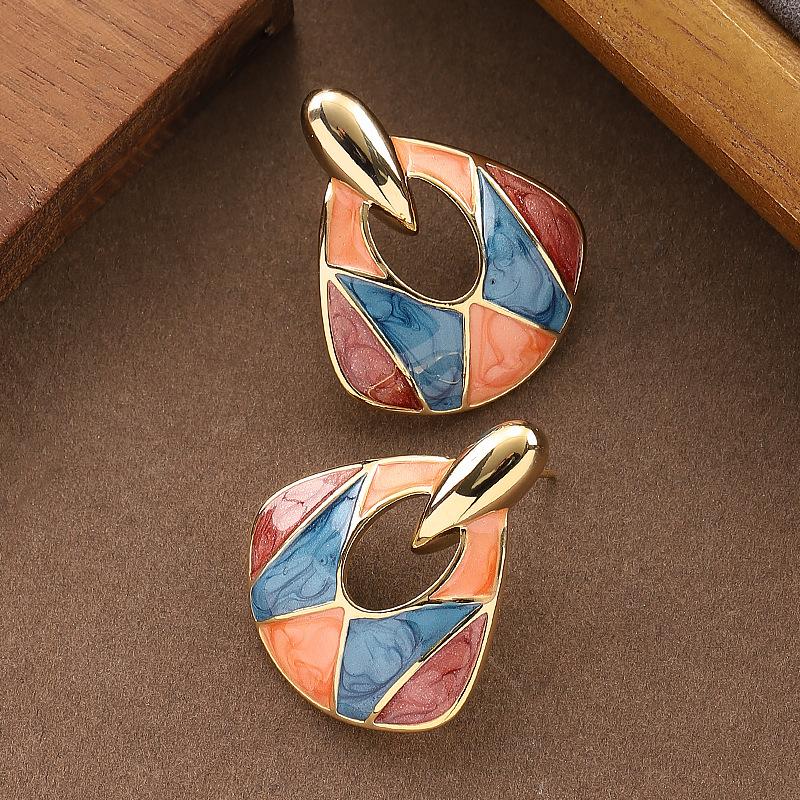 

Niche personality design sense enamel drip glaze color matching small skirt earrings temperament versatile vacation style earrings women золотой