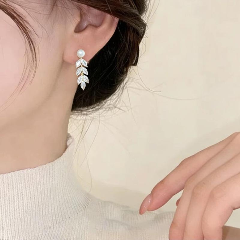 Super Fairy Crystal Leaf Pearl Studs: Luxurious Gold Socialite Earrings for Women, High-End Face-Slimming Jewelry.