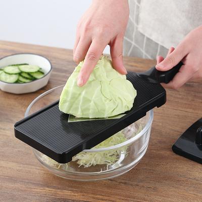 Kohlreibe, japanische Salatspäne, Schneideartefakt, runder Kohl, Purpurkohl, zerkleinert, spezieller Hobel