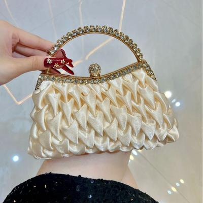 Eine elegante Damenhandtasche mit Strass- und Satin-Oberfläche, eine Bankett-Tasche, eine Handtasche, eine Umhängetasche für den Abend