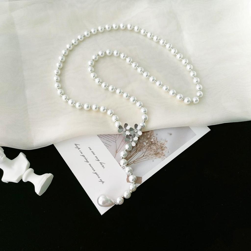 Elegant Adjustable Pearl Necklace - Versatile Light Luxury Jewelry for Women, Perfect for Autumn and Winter Sweaters.