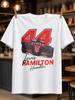 Lewis Hamilton 44 Červené Závodní Auto Ilustrace S Nadrozměrným Číslem A Ručně Psaným Jménem Nápis Unisex Všechny Trička