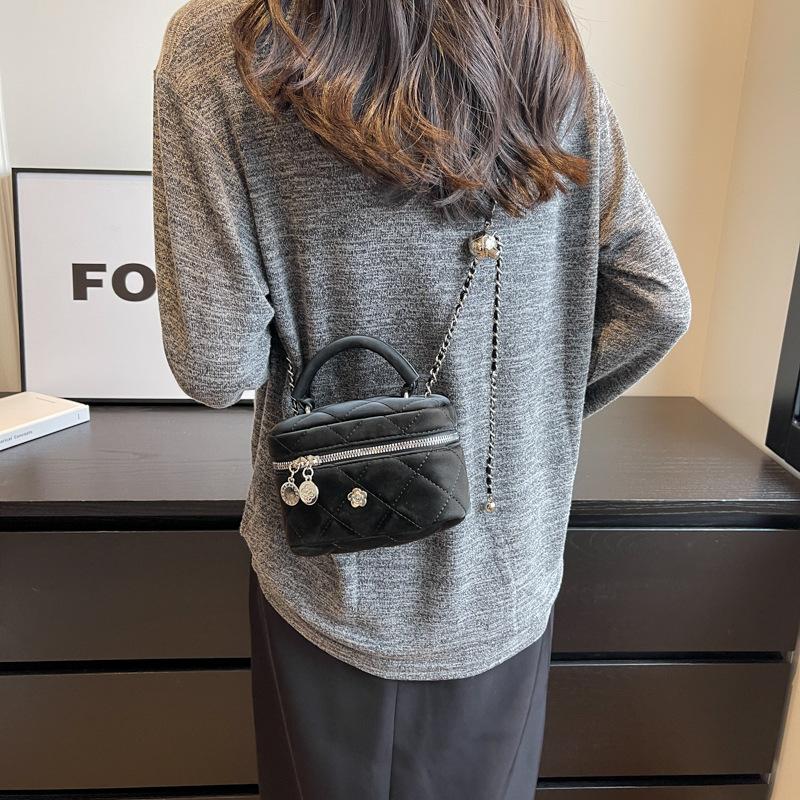This Year, the Popular Small Bag Women's 2025 New Diamond Chain Temperament Mini Simple Small Fragrant Cross Shoulder Bag