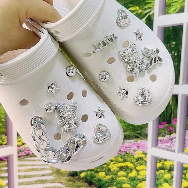 15PCS Mode Schuhanhänger Set Zubehör Loch Schuhschnalle Glänzender Kleiner Bär Silberkette DIY 3D Schuhdekorationen Partygeschenk