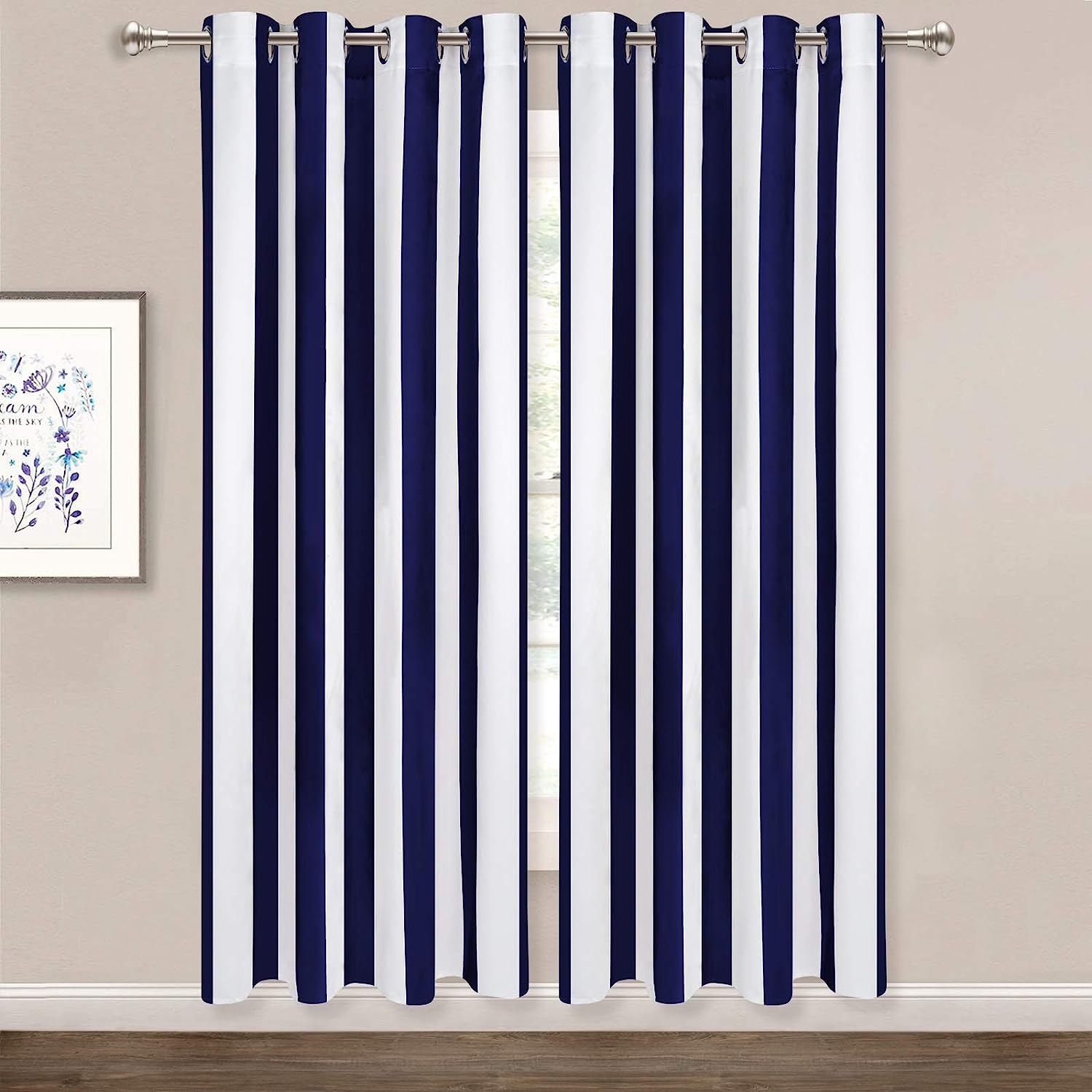 Красные и белые шторы в вертикальную полоску для гостиной — фото 3