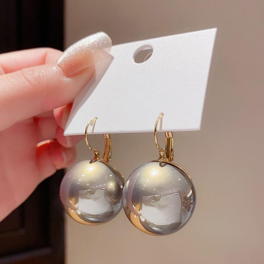 Simple and fashionable large pearl ear buckle French exaggerated personality design earrings niche new versatile earrings women