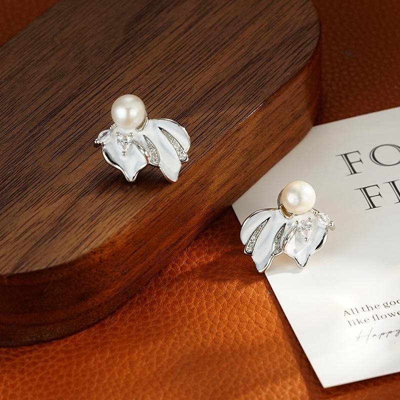 Natural Freshwater Pearl Iris Stud Earrings - Light Luxury, Elegant & Versatile