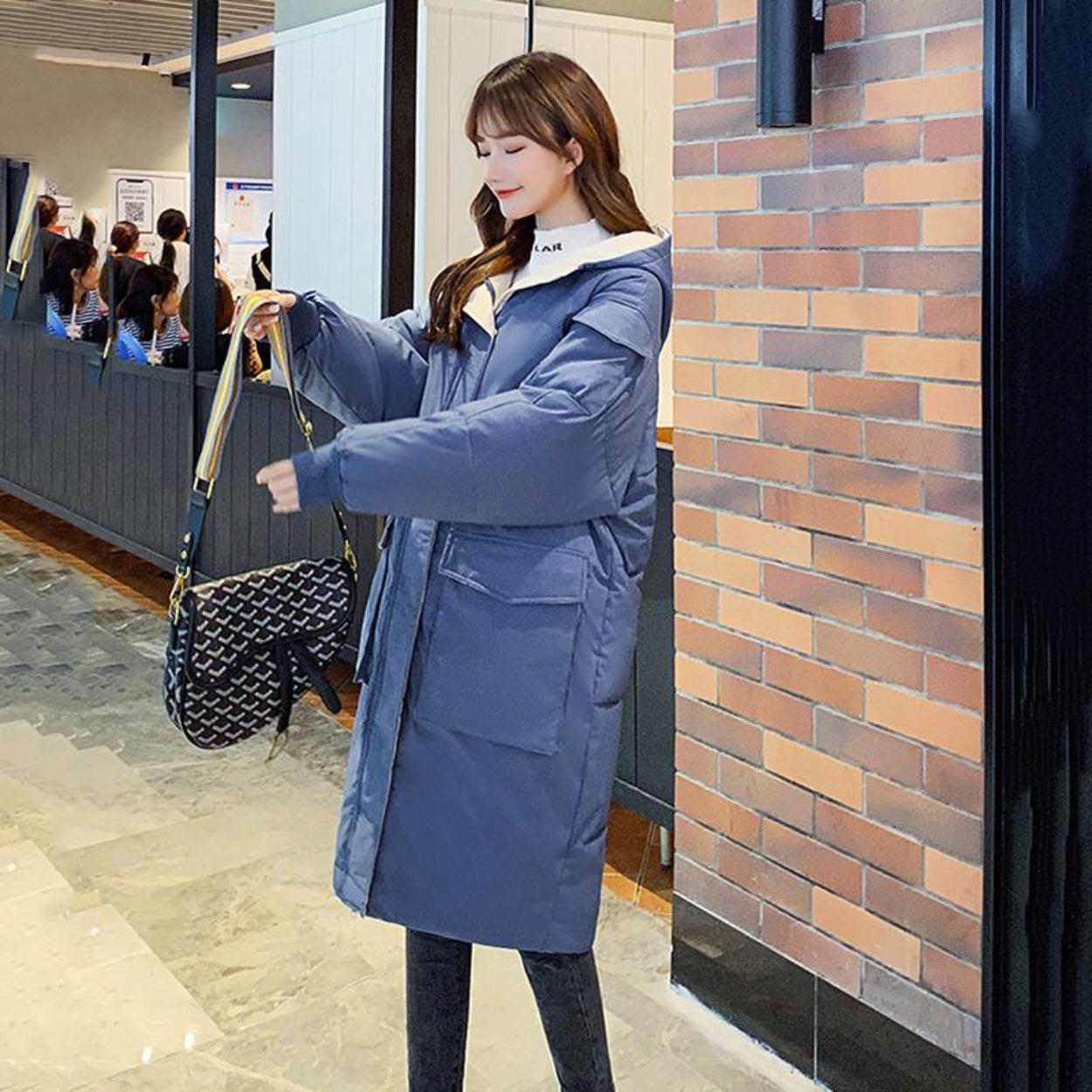 Женская пуховая куртка средней длины — фото 9