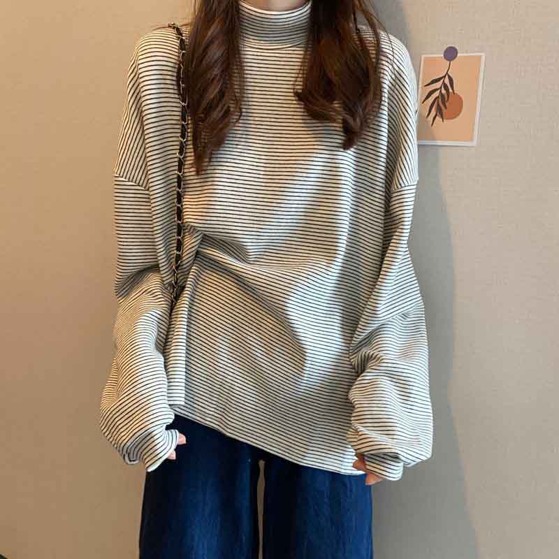 Зимняя женская полосатая футболка с воротником-стойкой — фото 6