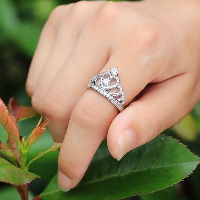 Neuer Zirkonia-Ring, wunderschöner Königinnenkrone-Ring, exquisites Hohlmuster für Freundin, präsentiert wundervollen Verlobungsschmuck