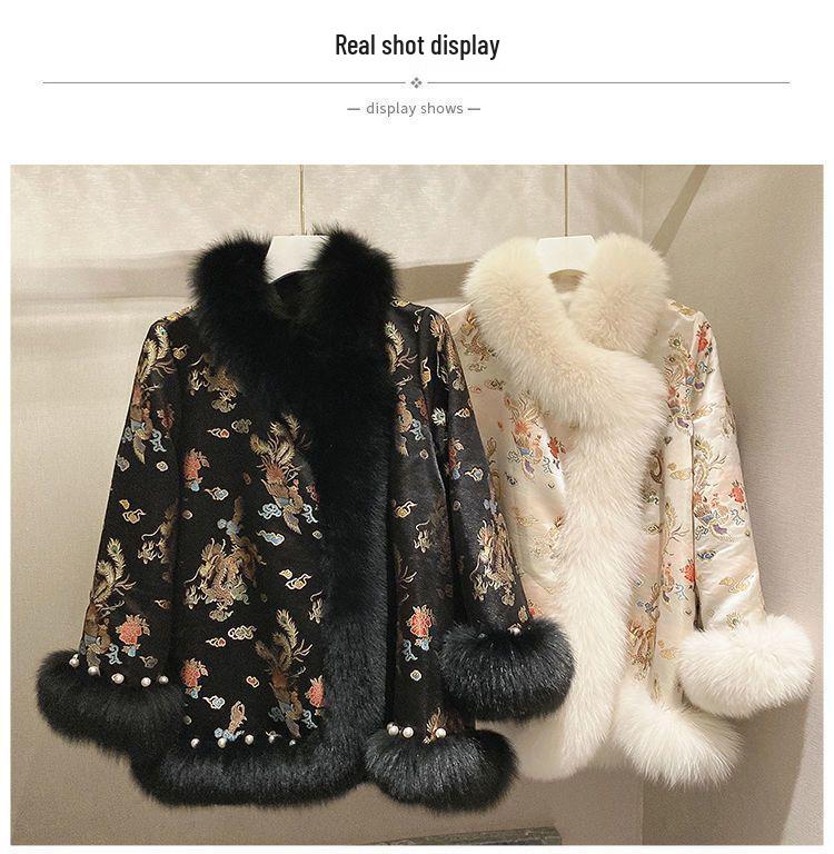 2025 Winter Chinesischer Stil Kunstfellmantel: Damen Midilanger Perlenbesetzter Satin Tang Anzug Umhang