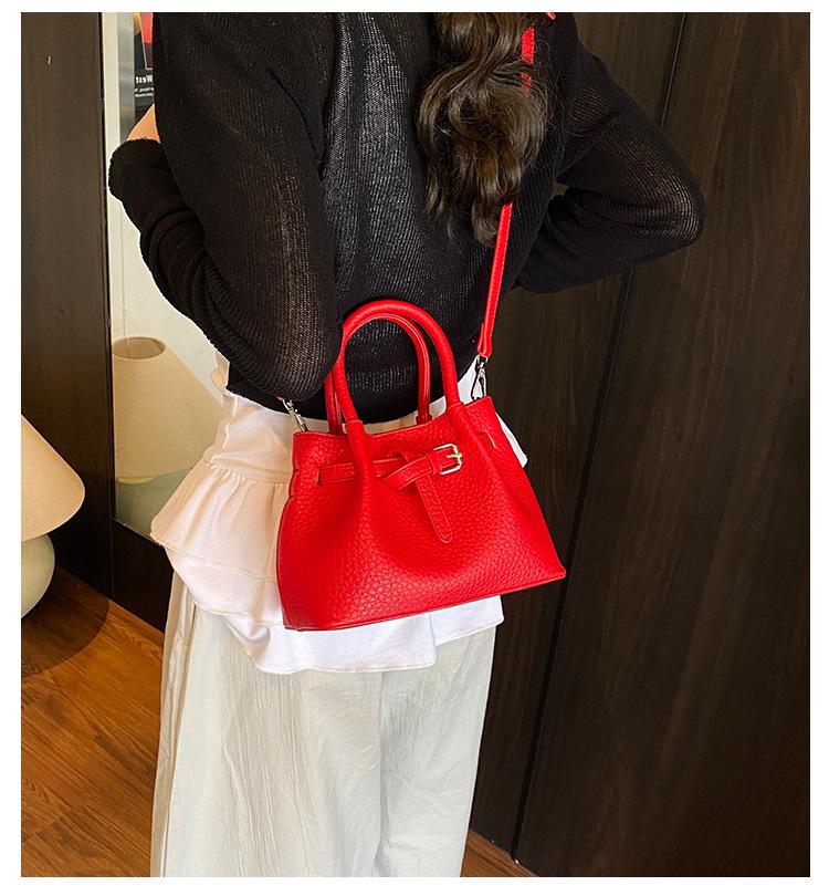 This Year's Popular Small Bag Women's Summer 2025 New Versatile Super Fire Messenger Bag Casual Portable Bucket Bag