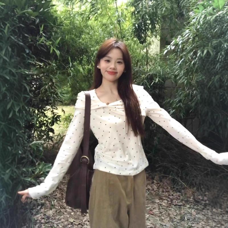 

Белая футболка в горошек для женщин на раннюю осень с потрясающим дизайном и стильный корейский топ с длинным рукавом, который можно носить как нижний слой S абрикосовый