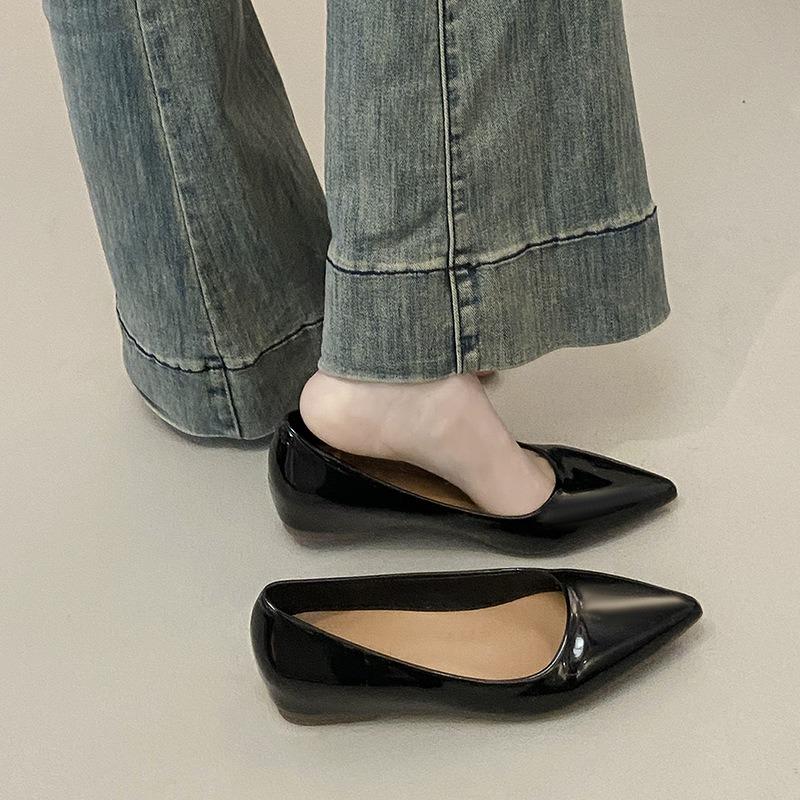 New spring and autumn black inner heightening pointed flat shoes women's shallow mouth versatile commuter red single shoes