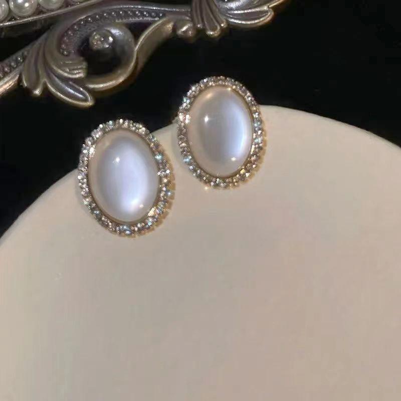 Silver Needle Retro Court Style Cat s Eye Oval Stud Earrings - Elegant, Artistic, and Girly.