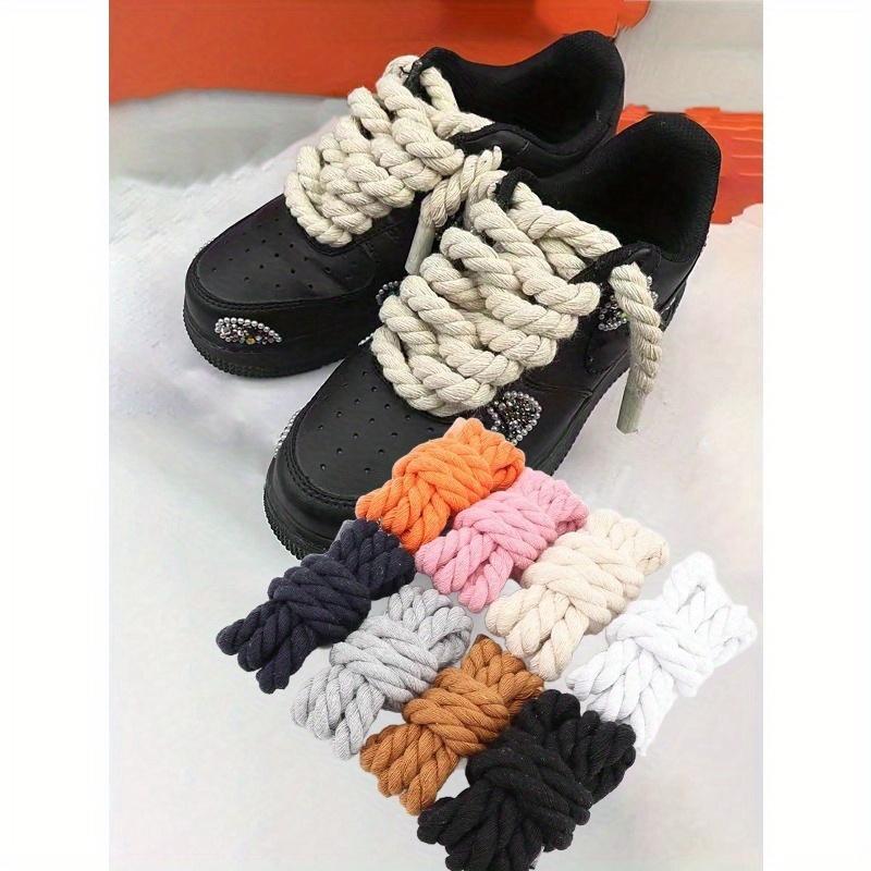 1 par skolisser med en bredde på 8 millimeter. Dette er håndvevde trestrenget tau med livlige farger og en fortykket design.