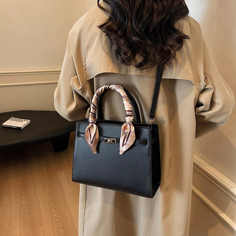 Fashion bag niche new women's bag messenger bag red bridal wedding bag autumn and winter mother hand bag