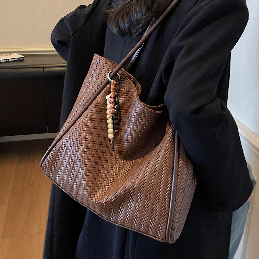 Tote bag women 2025 new fashion retro lazy wind large capacity shoulder bag high sense commuter armpit bag