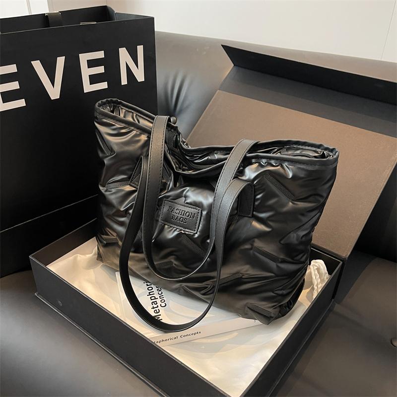 Fashi Solid Zipper Sense of Luxury Versatile Women's Tote Bags 2026 Winter New Casual Super Cool Large Capacity Shoulder Bags