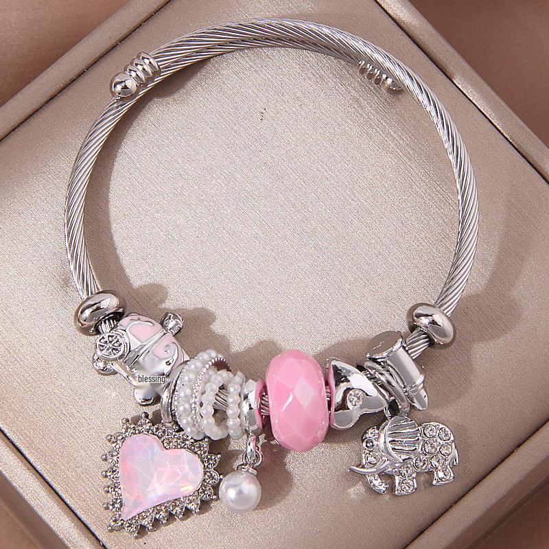 Стильный браслет с подвесками в виде слона и сердца, украшенными стразами розовый